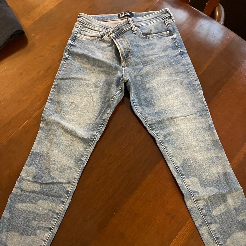 GAP women’s camo skinny leg jeans